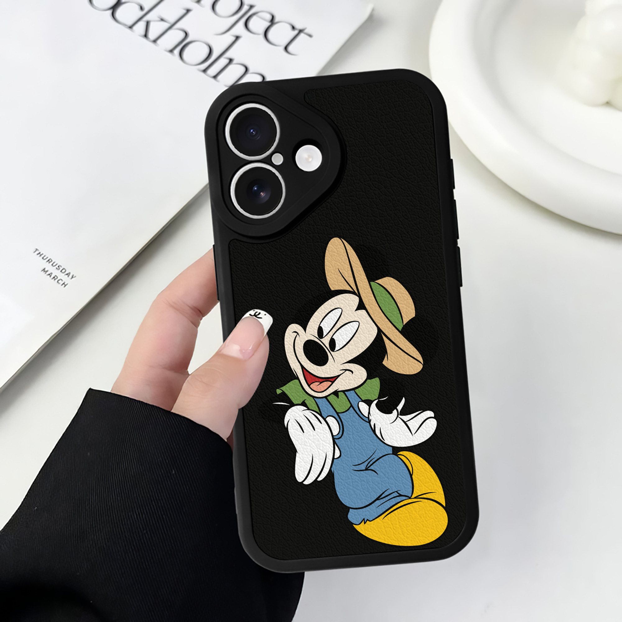 （画像用） ミッキーマウス Mickey Mouse 【iPhone 16シリーズ対応】シリコンスマホケース（レザー調） 材質：シリコン